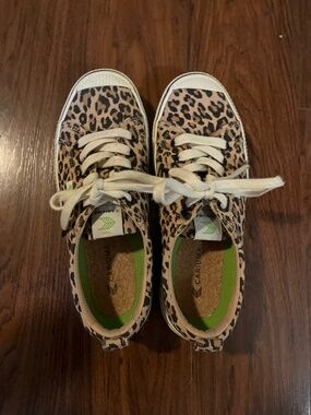 Cariuma Leopard print sneakers